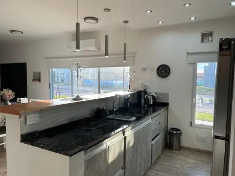 Casa en Venta con 4 cocheras