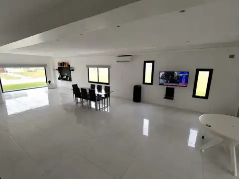 Casa 5 ambientes con 2 baños