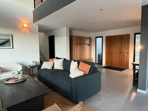 Casa en Alquiler Temporal con 2 cocheras