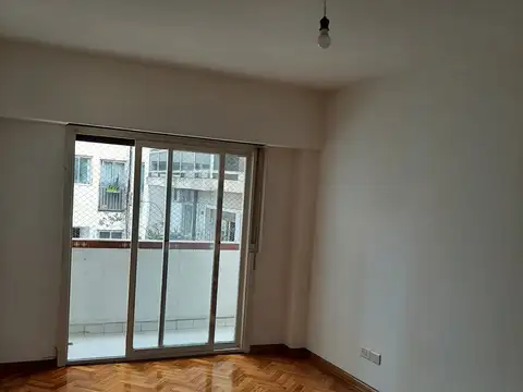 Doblas 300, Piso 4