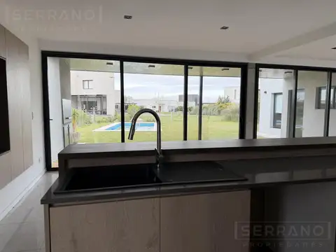 Casa 4 ambientes con 3 baños