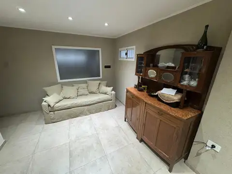 Casa 8 ambientes con 2 baños