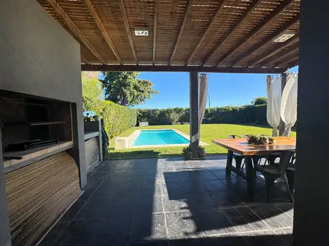 Casa en Alquiler con 1 cochera