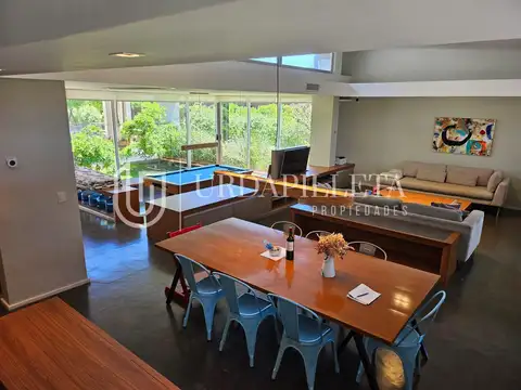 Casa en Venta con 2 cocheras