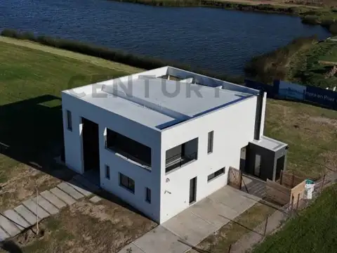 Venta de casa en Puerto Nativas Escobar con vista a la laguna con 3 dormitorios y escritorio