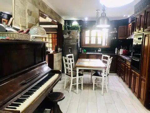 Casa 6 ambientes con 3 baños