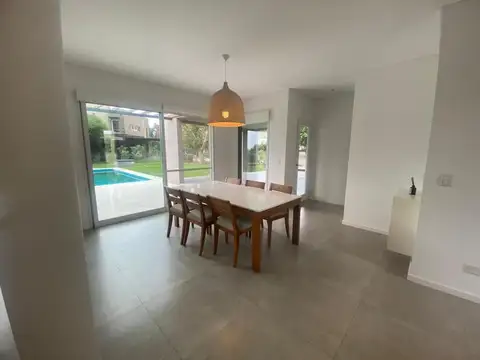 Casa 5 ambientes con 3 baños