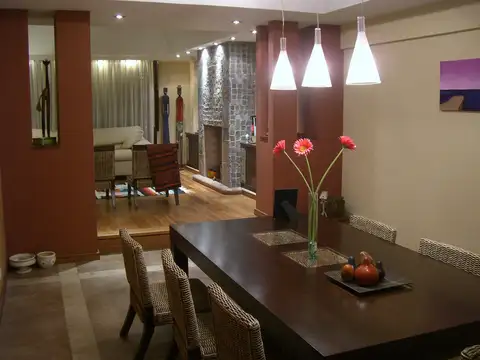 Casa de 5 ambientes con dependencia de servicio.