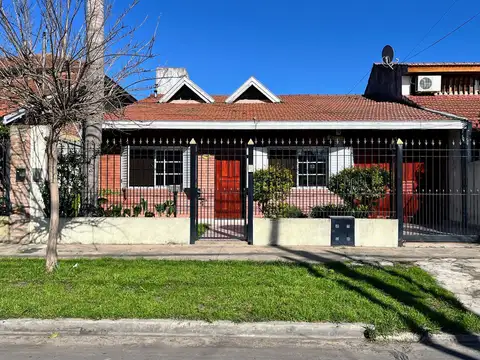 Casa de 5 ambientes y quincho con baño y dormitorio en Luis Guillón