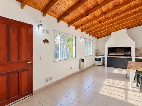 Casa de 5 ambientes y quincho con baño y dormitorio en Luis Guillón