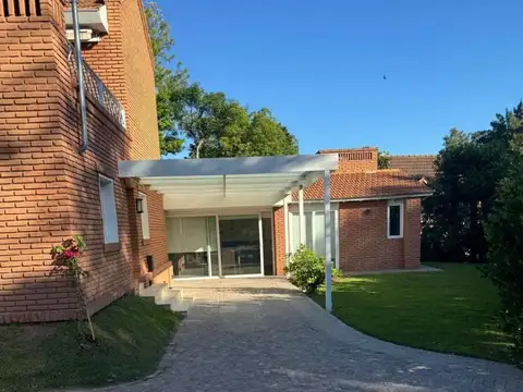 Casa 9 ambientes con 3 baños