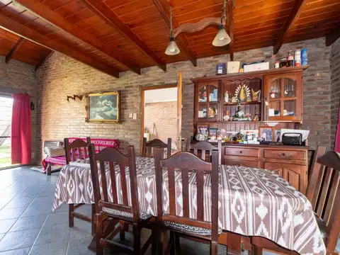 VENTA - CASA 2/3 DORMITORIOS CON PILETA Y COCHERA