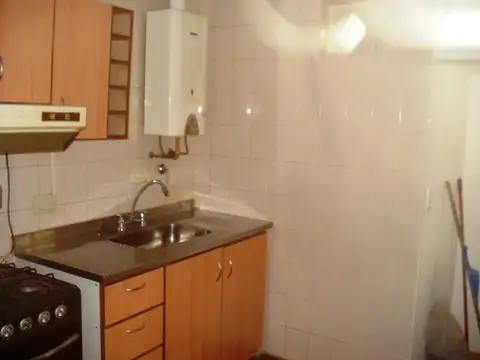 Muy buen departamento 3 amb Lumioso. Entrada por pasillo cubierto.