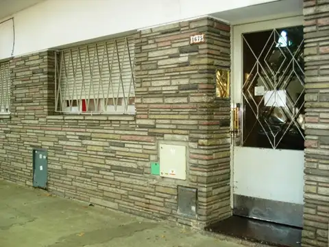 Muy buen departamento 3 amb Lumioso. Entrada por pasillo cubierto.