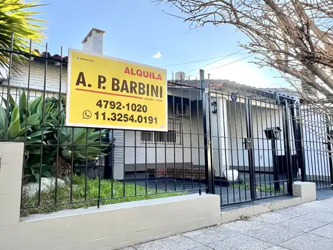 Martínez: Casa en 1 Planta con gran jardín. Lote 8,66x34. 2 Dormitorios, quincho y parrilla. Pintada a nuevo 
