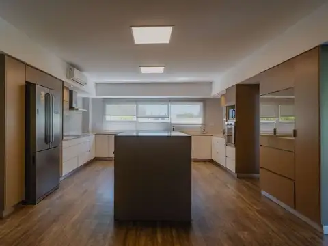 Casa 5 ambientes con 4 baños
