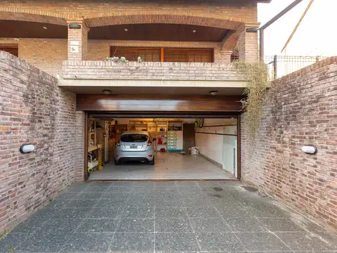Casa 8 ambientes con 3 baños
