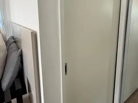 EXCELENTE DEPTO 2AMB AL FRENTE   CON COCHERA CUBIERTA  TOTALMENTE RECICLADO Y AMOBLADO