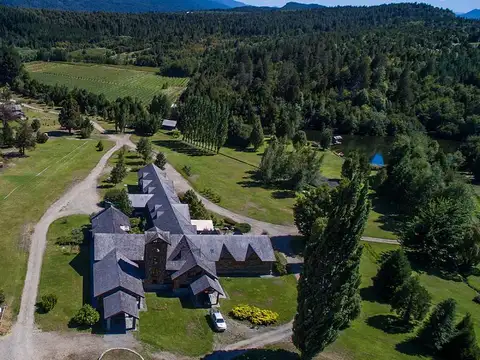 Campo en Venta Lago Puelo, a 8km de Bolsón, 82 has, laguna, costa de río, Plantacion deFruta fina,