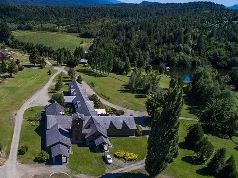 Campo en Venta Lago Puelo, a 8km de Bolsón, 82 has, laguna, costa de río, Plantacion deFruta fina,