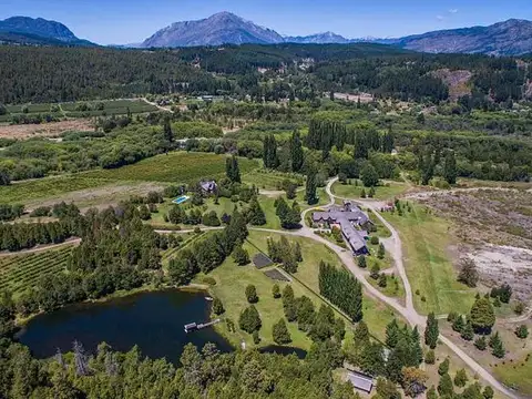 Campo en Venta Lago Puelo, a 8km de Bolsón, 82 has, laguna, costa de río, Plantacion deFruta fina,