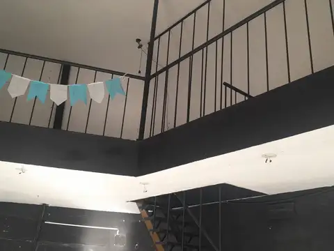 LOCAL EN  ESQUINA DE 55 MTS 2 APROX  CON 3 VIDRIERAS  Y  ENTREPISO  DE 25 MTS2 -