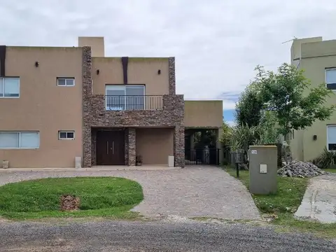 Casa en venta - 4 Dormitorios 4 Baños - 900Mts2 - San Vicente