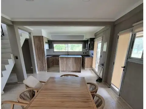 Casa en Venta con 4 cocheras