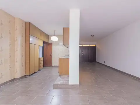 VENTA CASA DE 2 PLANTAS CON COCHERA Y JARDÍN
