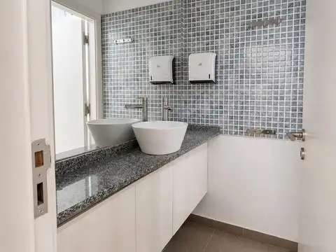 Oficina 3 ambientes con 2 baños