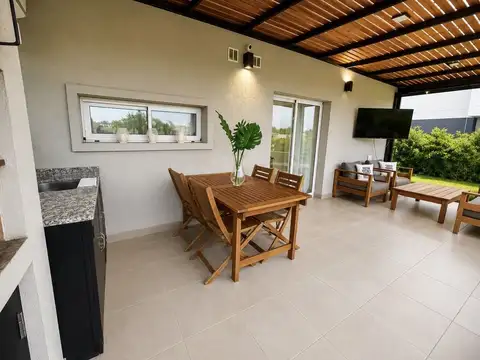 CASA EN VENTA EN SANTA ELENA - PILAR DEL ESTE