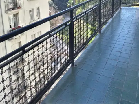 Tres ambientes con depcias frente a Plaza Vicente Lopez