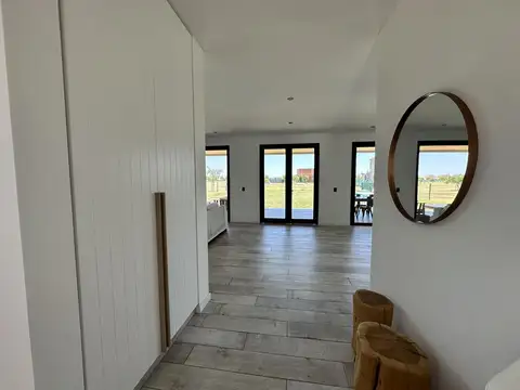 Casa 8 ambientes con 4 baños