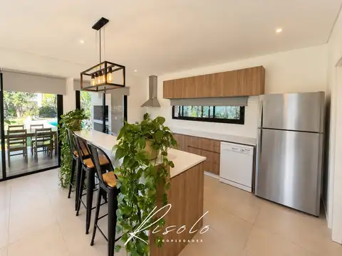 Casa en Venta con 4 cocheras