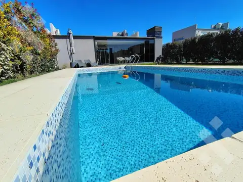 En Venta | Casa de 2 Dormitorios con Pileta | Finca Costa Serena | Plottier