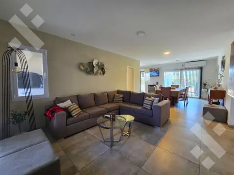 En Venta | Casa de 2 Dormitorios con Pileta | Finca Costa Serena | Plottier