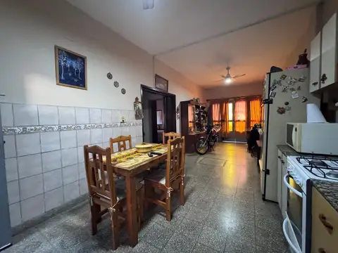 VENTA - CASA AL FRENTE DE DOS DORMITORIOS CON PATIO - MATHEU