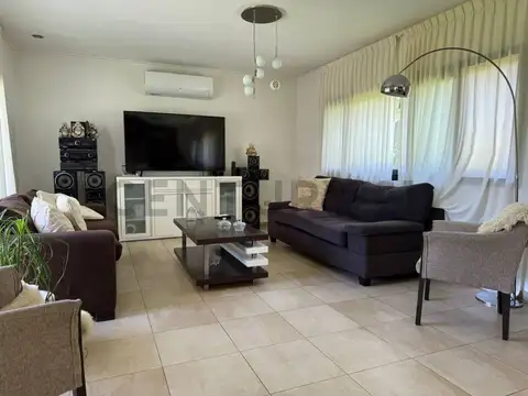 Casa 9 ambientes con 4 baños