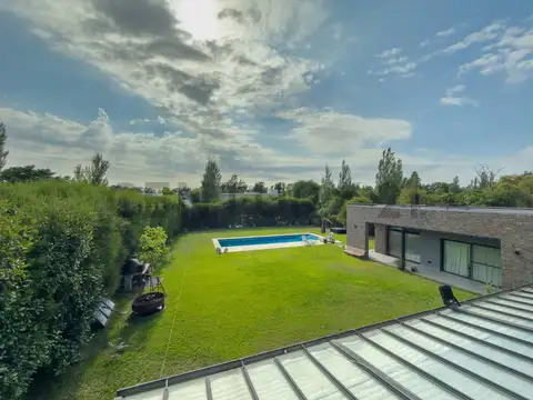 Casa 8 ambientes con 3 baños