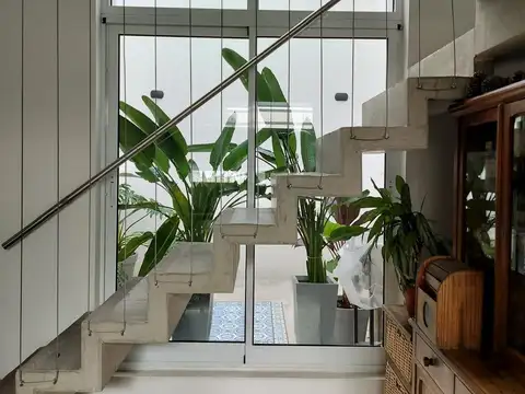 Casa en tres plantas , Colegiales.-