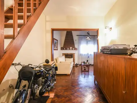 Casa 6 ambientes con 2 baños
