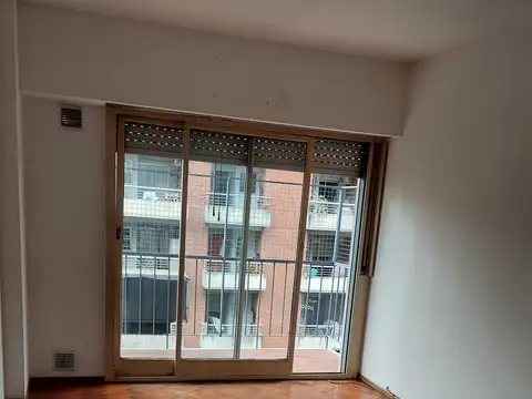 2 ambientes frente con balcon