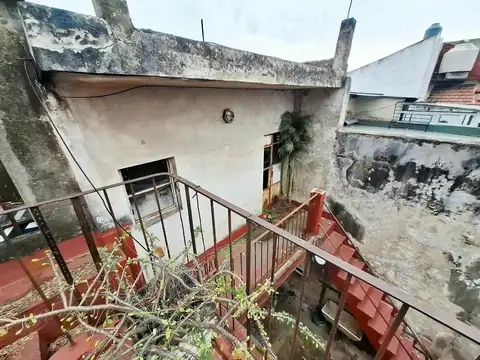 Casa de 4 amb. c/patio y terraza en Parque Chacabuco