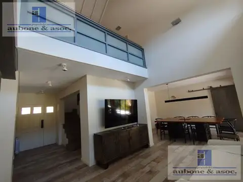 Casa en Venta con 3 cocheras