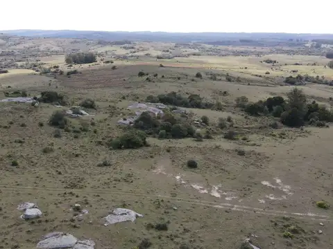 Campo de 52ha  con paisaje serrano en Garzon
