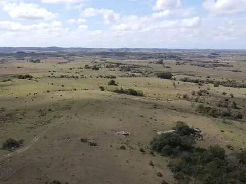 Campo de 52ha  con paisaje serrano en Garzon