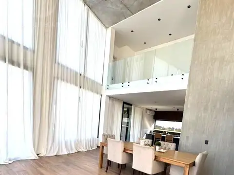 Casa en Venta con 5 cocheras