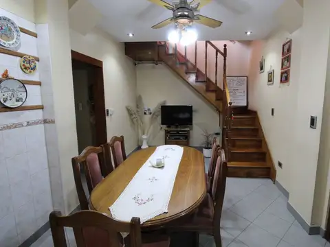 Depto Tipo Casa 6 ambientes con 2 baños