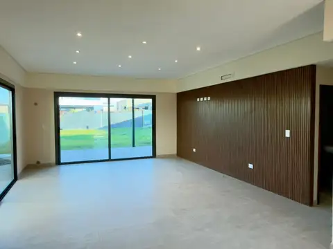 Casa 5 ambientes con 3 baños