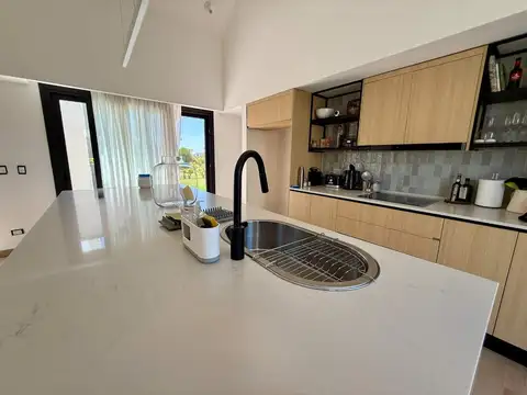 Casa 4 ambientes con 2 baños